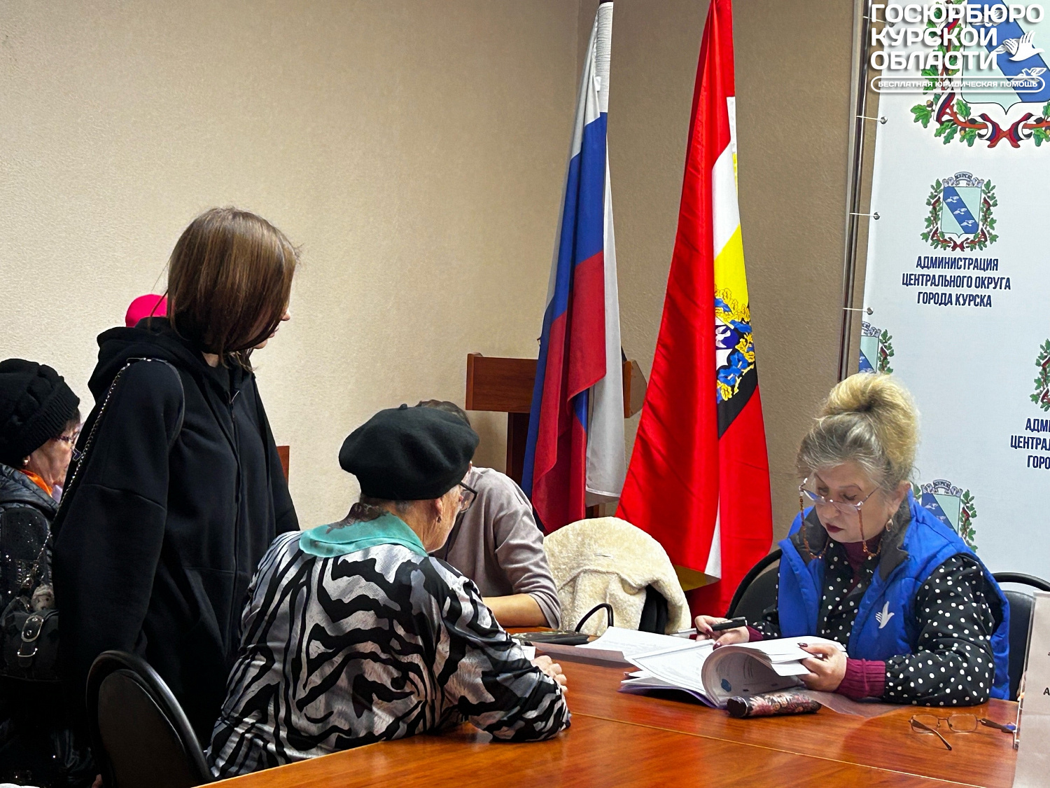 В рамках мероприятий, приуроченных к неделе правовой помощи детям, специалисты Госюрбюро посетили отделы опеки в Центральном и Сеймском округах Курска